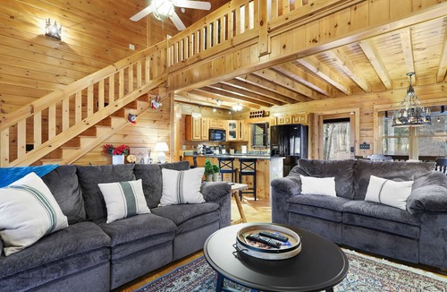 Ellijay Cabin | RiverFront - Pet Friendly - Paved Roads-Close to Vineyards and Downtown Ellijay!
