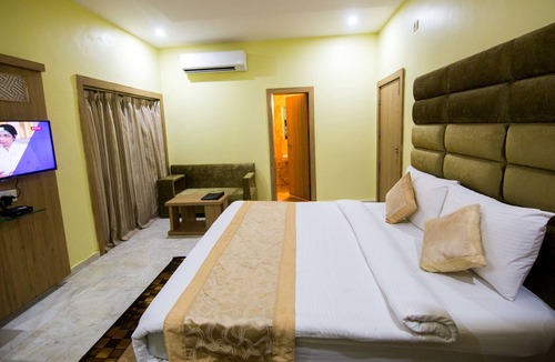 Chitrakoot Hotel | Riverfront Resort