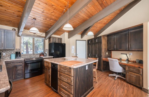 La Pine Cabin | Riverfront Retreat/Hot Tub/Private Dock/Pet Friendly