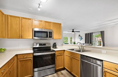 Edwards Condo | Riverfront Retreat near Beaver Creek - Hot Tub