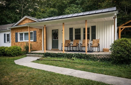 Fishers Hill House | Riverfront Retreat