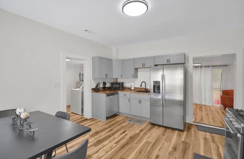 Mount Vernon House | Riverfront Retreat Room 4!