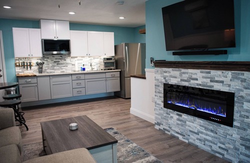 Weeki Wachee Gardens House | Riverfront Retreat with Hot Tub & Kayaks! Ideal Family Getaway in Weeki Wachee