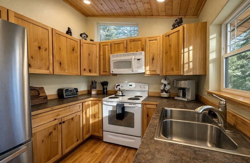 Leavenworth Cabin | Riverfront River Song Cabin Leavenworth Washington Riverside Retreat