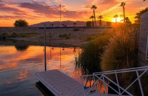 Bullhead City House | RIVERFRONT RUBY RED HOME WITH PRIVATE DOCK & View