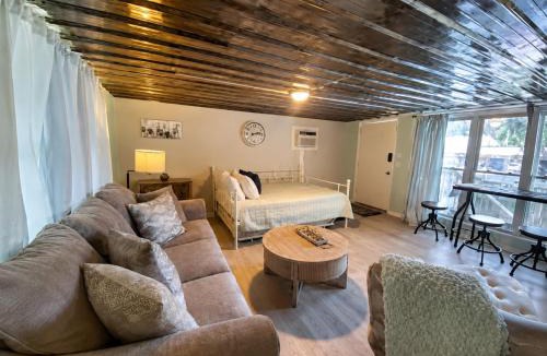 Muscle Shoals House | Riverfront stay Near Wilson Dam with Grill