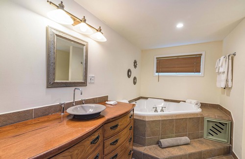 Wisconsin Dells House | Riverfront Suites Fireplace Whirlpool for Two Walk to Downtown