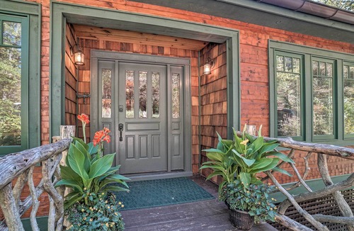 Lakemont Cottage | Riverfront Tallulah Falls Cabin w/Hot Tub!
