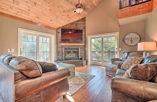 Lakemont Cottage | Riverfront Tallulah Falls Cabin w/Hot Tub!