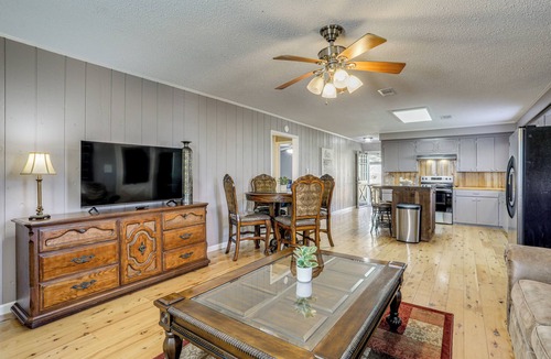 Wickliffe House | Riverfront Ventress Home w/Patio & Shared Pier