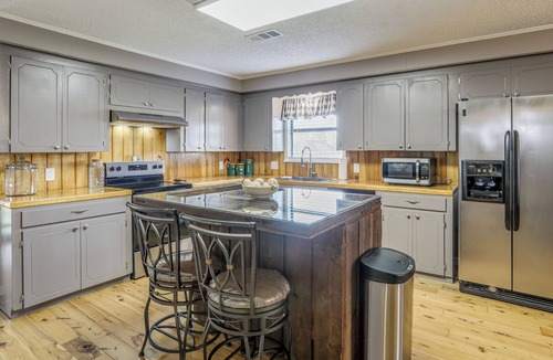 Wickliffe House | Riverfront Ventress Home w/Patio & Shared Pier