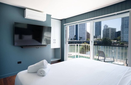 Surfers Paradise Apartment | Riverfront Villa 6 Surfers Paradise with Pool