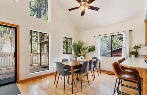 Granite Falls House | Riverfront w Cedar Hottub, Sauna, Movie Theatre