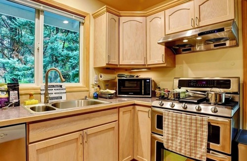 Riverbend House | Riverside Bliss Cozy Beds, AC, Fire Pit, Grill and Gbit WiFi