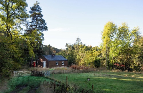 Selkirk Cabin | Riverside Cabin in pretty Ettrickbridge, just a short walk to village pub.