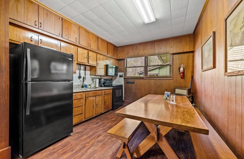 Pittman Center Cabin | Riverside Cabin, minutes to Downtown Gatlinburg. Free attraction tickets