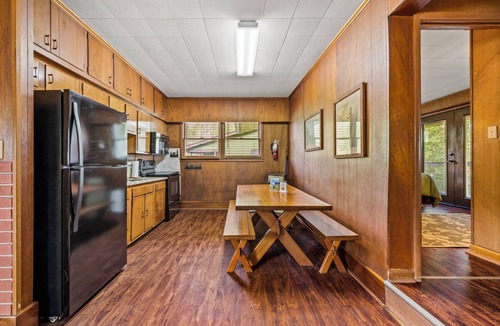 Pittman Center Cabin | Riverside Cabin, minutes to Downtown Gatlinburg. Free attraction tickets