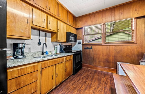 Pittman Center Cabin | Riverside Cabin, minutes to Downtown Gatlinburg. Free attraction tickets