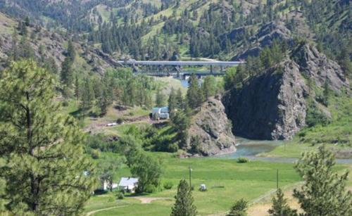 Cascade House | Riverside Cabin with Rare Claw-Foot Bathtub, Montana