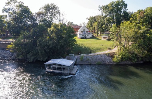 Norfork Ski Chalet | "Riverside Chalet" Walk-in Norfork River Access in Norfork, AR
