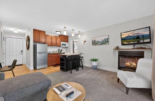 Bend Condo | Riverside Condo- Sweet & Sunny, AC, 100+mbps Wifi, Top Floor, 3 blks to Bend