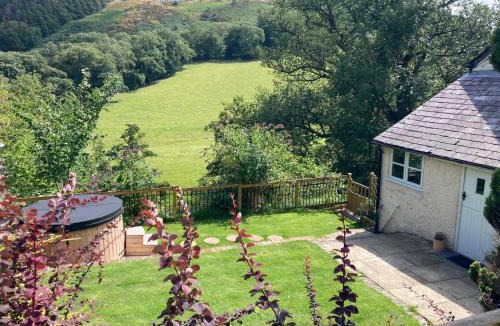 Glyn-Dyfrdwy House | Riverside Cottage