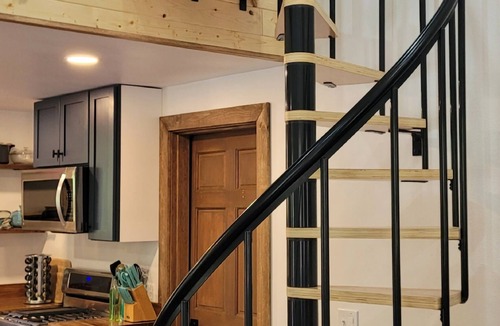 Glacier Cottage | Riverside Cottage Retreat sleeps 4 with hot tub, sauna and wifi