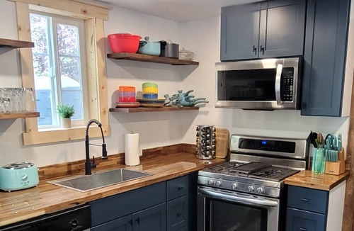 Glacier Cottage | Riverside Cottage Retreat sleeps 4 with hot tub, sauna and wifi