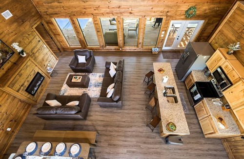 Golden Cabin | Riverside Family Cabin, Pets, Kayaks, Nintendo, Ping Pong. FREE Gym at Sweat Shack.