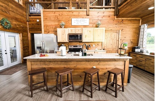 Golden Cabin | Riverside Family Cabin, Pets, Kayaks, Nintendo, Ping Pong. FREE Gym at Sweat Shack.