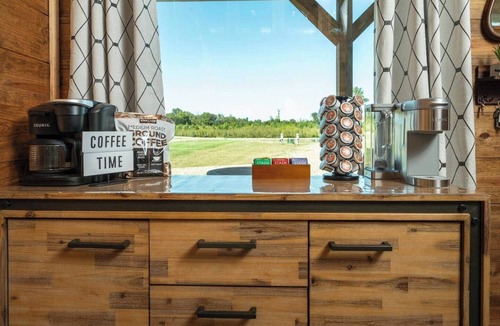 Golden Cabin | Riverside Family Cabin, Pets, Kayaks, Nintendo, Ping Pong. FREE Gym at Sweat Shack.