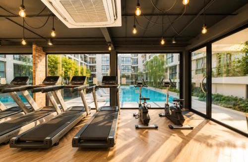 Bang Lamphu Lang Apartment | Riverside Gem, Pool, Fast Wifi, 5min Iconsiam