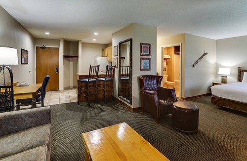 Peoria Hotel | Riverside Getaway: Elegant Suites & Warm Woodland Decor | 2 Units