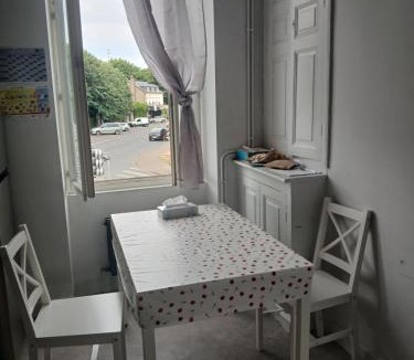 Issoudun Bed & Breakfast | Riverside house