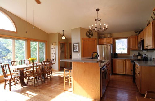 Gardiner House | RIVERSIDE LODGE: wildlife watching, fishing, hiking from the house. Next to YNP!