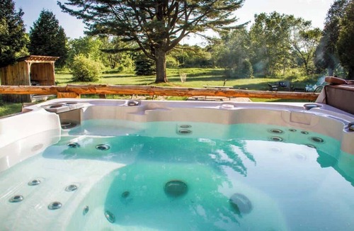 Saint-Raymond Cabin | Riverside Log Cabin with BBQ, Hot Tub & Fireplace
