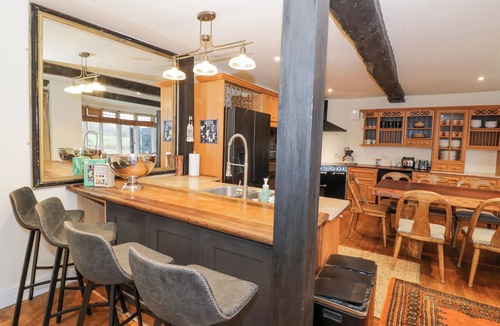 Evesham Cottage | RIVERSIDE MANOR, pet friendly, character holiday cottage in Evesham