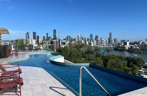 East Brisbane Apartment | Riverside Modern 2BR East Brisbane with Parking
