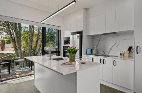 Otahuhu House | Riverside Modern Abode with 2 Aircons and Parking