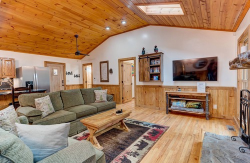 Cashes Valley Cabin | Riverside-No Pet Fee-Fenced Yard-King Suites-Hot Tub-10 Minutes to Downtown