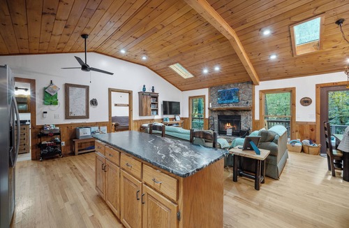 Cashes Valley Cabin | Riverside-No Pet Fee-Fenced Yard-King Suites-Hot Tub-10 Minutes to Downtown