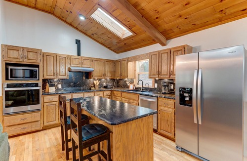 Cashes Valley Cabin | Riverside-No Pet Fee-Fenced Yard-King Suites-Hot Tub-10 Minutes to Downtown