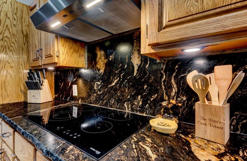 Cashes Valley Cabin | Riverside-No Pet Fee-Fenced Yard-King Suites-Hot Tub-10 Minutes to Downtown