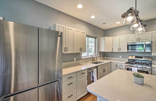 North Bend Cottage | Riverside North Bend Oasis: Stunning Mountain View