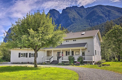 North Bend Cottage | Riverside North Bend Oasis: Stunning Mountain View