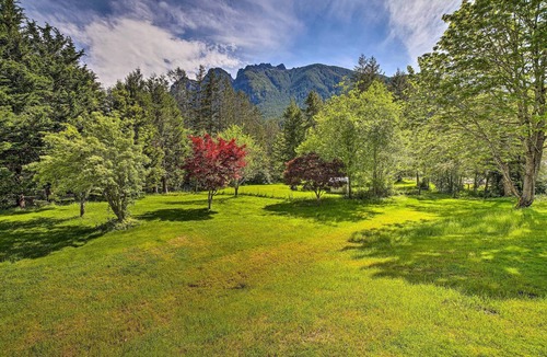 North Bend Cottage | Riverside North Bend Oasis: Stunning Mountain View