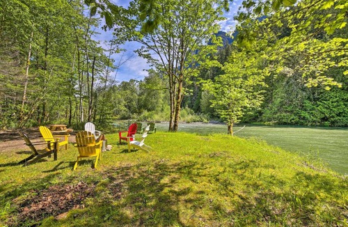 North Bend House | Riverside North Bend Oasis: Stunning Mountain View