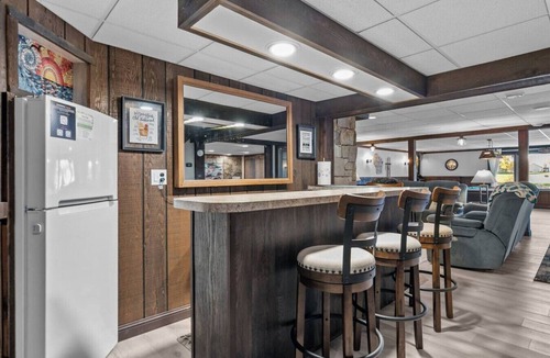 Fremont House | Riverside! PrivateDock|Hot Tub|WaterToys|Firepit!