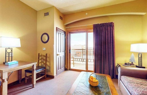 Wisconsin Dells Condo | Riverside resort studio with balcony