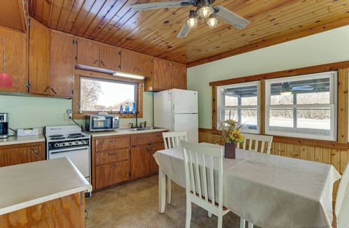 Johnson Creek Cottage | Riverside Retreat Near Trails in Johnson Creek